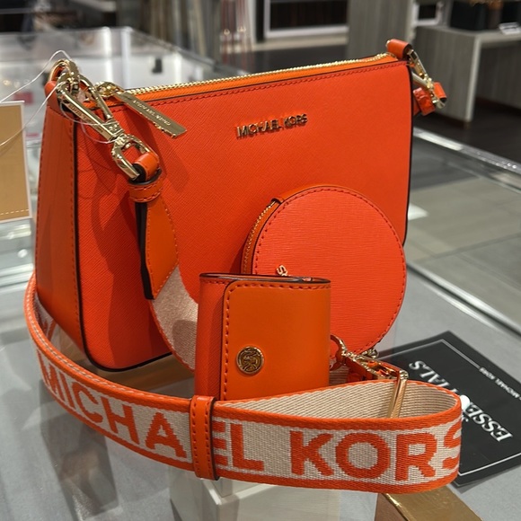 MICHAEL KORS
Jet Set Saffiano Leather Crossbody Bag with Case Apple Airpods Pro® - Picture 2 of 16